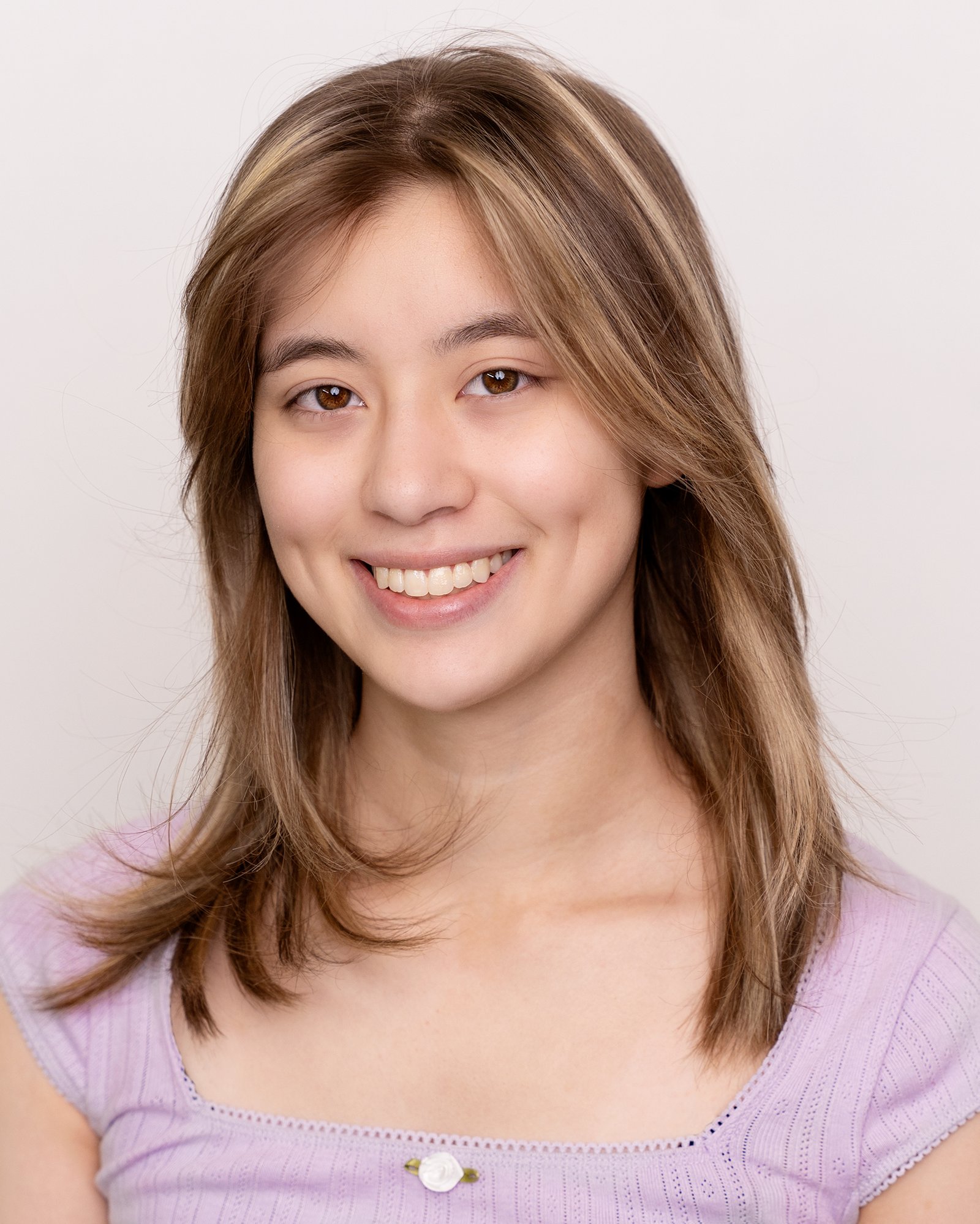 BSP04402zoie headshot2026 headshot of a teenaged Asian-Caucasian girl smiling